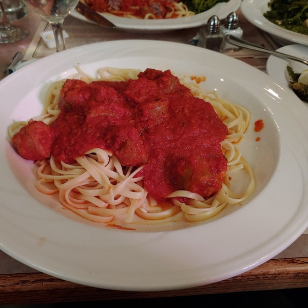 Снимок сделан в Ralph&#39;s Italian Restaurant пользователем Kim B. 11/2/2019