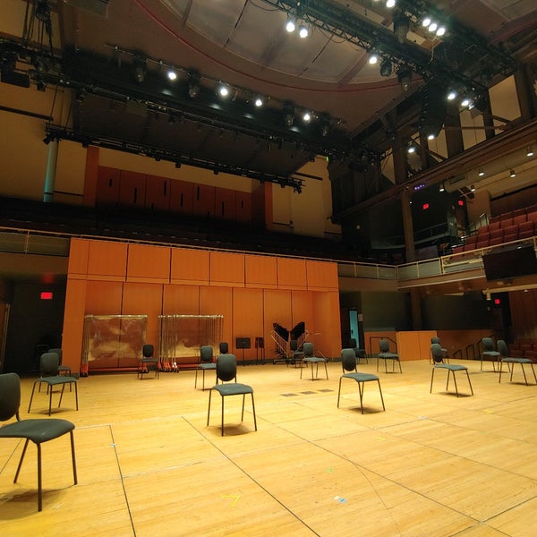 Foto diambil di Temple Performing Arts Center oleh Kim B. pada 4/19/2021