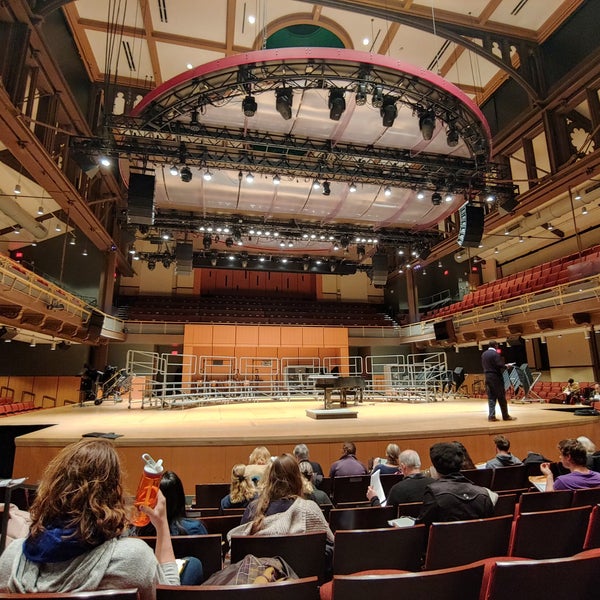 รูปภาพถ่ายที่ Temple Performing Arts Center โดย Kim B. เมื่อ 11/13/2019