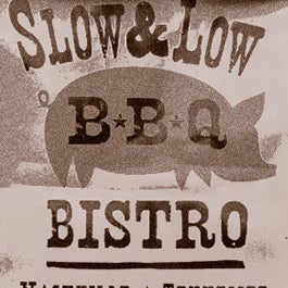 รูปภาพถ่ายที่ Slow &amp; Low BBQ Bistro โดย Burke M. เมื่อ 3/14/2012