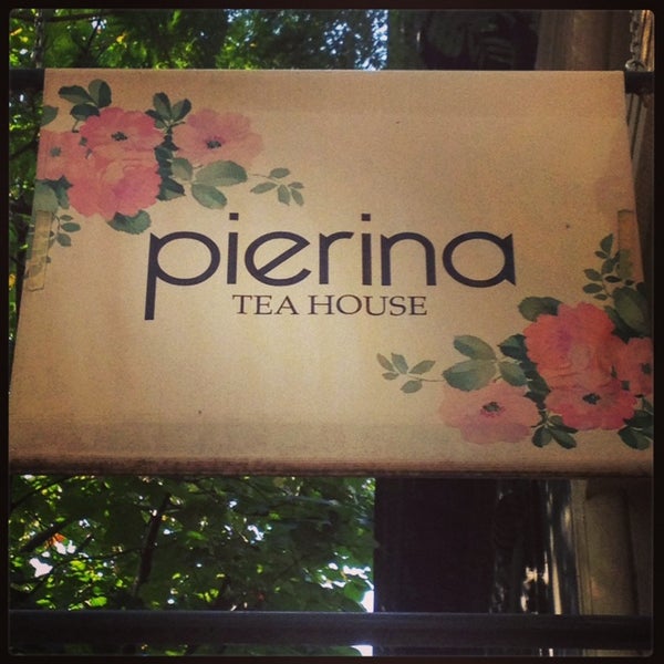 Foto tirada no(a) Pierina Tea House por Brian C. em 4/24/2014