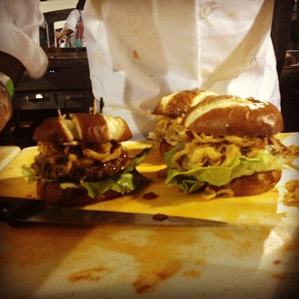 Foto tirada no(a) Sacramento Burger Battle 2015 por B em 9/19/2013