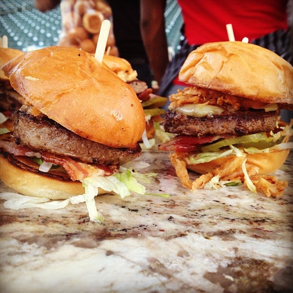 Foto diambil di Sacramento Burger Battle 2015 oleh B pada 9/19/2013