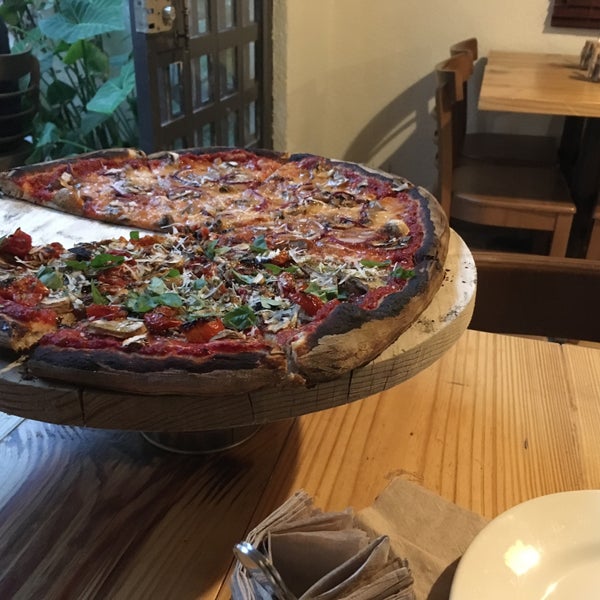 10/30/2016 tarihinde Rey L.ziyaretçi tarafından Pizza Local'de çekilen fotoğraf