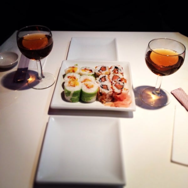 รูปภาพถ่ายที่ Eat Sushi โดย Jeremy W. เมื่อ 3/6/2014