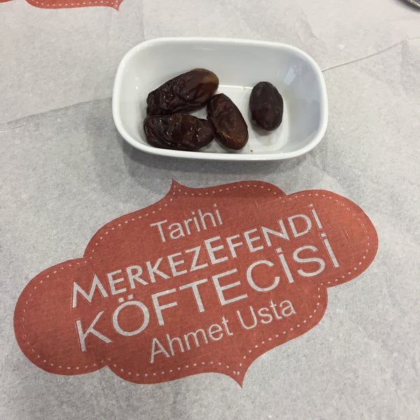 Photo prise au Tarihi Merkezefendi Köftecisi Ahmet Usta par Abdullah A. le6/11/2017