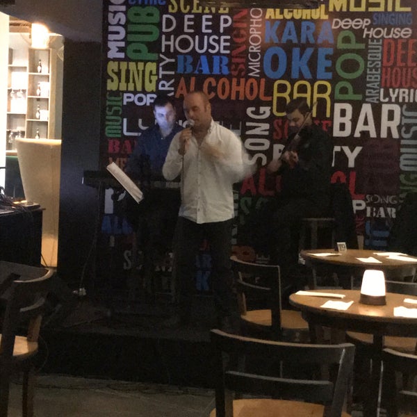 รูปภาพถ่ายที่ 4ever Karaoke Shot Bar โดย Özkan B. เมื่อ 11/17/2018