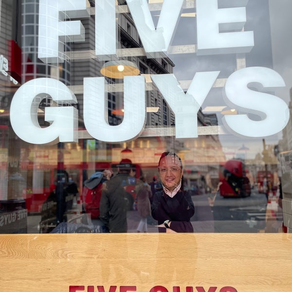 Foto diambil di Five Guys oleh Kivanc A. pada 5/3/2022