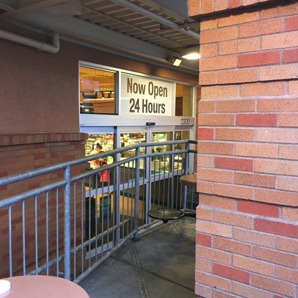 2/12/2017 tarihinde Kate C.ziyaretçi tarafından Metropolitan Market West Seattle (Admiral)'de çekilen fotoğraf