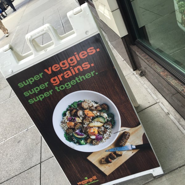 รูปภาพถ่ายที่ Veggie Grill โดย Kate C. เมื่อ 7/8/2016