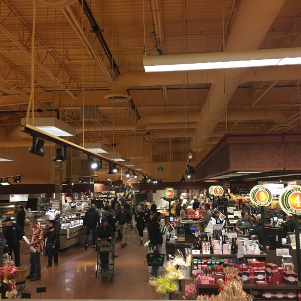 2/15/2017 tarihinde Kate C.ziyaretçi tarafından Metropolitan Market West Seattle (Admiral)'de çekilen fotoğraf