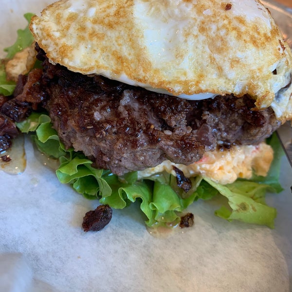 Foto tomada en Bull City Burger and Brewery  por Matt H. el 9/3/2019