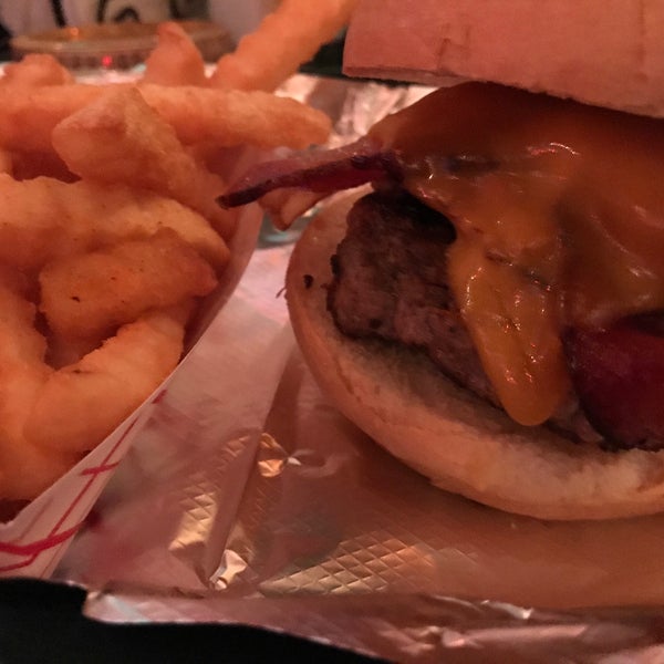 Снимок сделан в MoJoe&#39;s Burger Joint пользователем Matt H. 9/14/2017