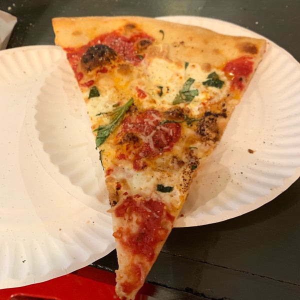 Foto tomada en Williamsburg Pizza  por Patryk C. el 9/8/2019