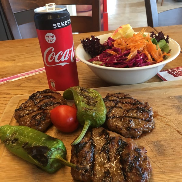 Das Foto wurde bei Köyüm Kasap &amp; Et Restaurant von Ayşe C. am 4/17/2018 aufgenommen