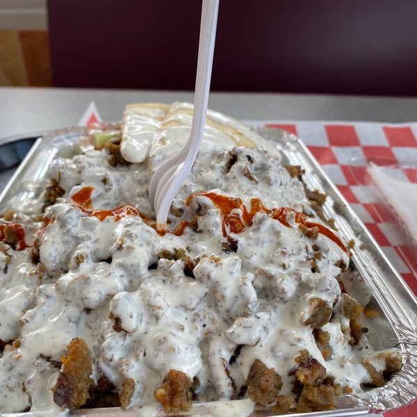 Photo taken at The Halal Guys by N👨🏻‍💻🏴‍☠️🇸🇦 on 6/2/2022