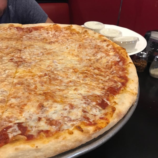 Foto scattata a Gus&#39;s New York Style Pizza da N👨🏻‍💻🏴‍☠️🇸🇦 il 10/5/2019