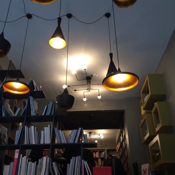 Foto tirada no(a) Tasarım Bookshop Cafe por Banu S. em 1/29/2017