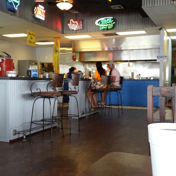 Photo taken at Moonie&#39;s Burger House - Anderson Mill by Arvind D. on 7/19/2014