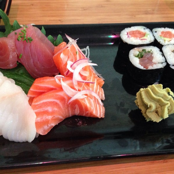 Снимок сделан в Ono Japanese Dining пользователем Hennie d. 7/25/2013