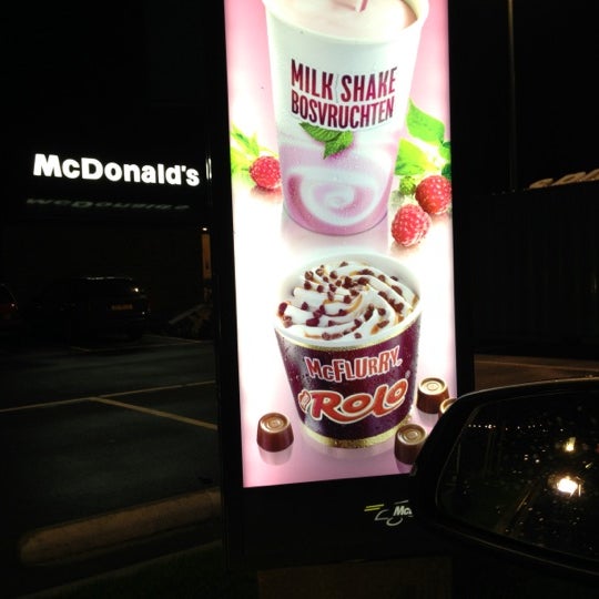 รูปภาพถ่ายที่ McDonald&#39;s โดย Hennie d. เมื่อ 11/25/2012