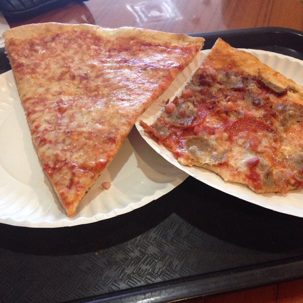 10/20/2014 tarihinde Andrea B.ziyaretçi tarafından Bross Pizza'de çekilen fotoğraf