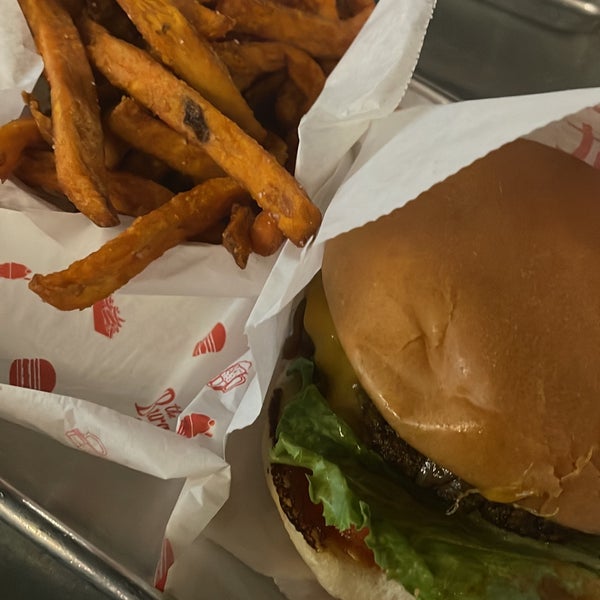 4/16/2022 tarihinde Ceslabziyaretçi tarafından The Burger Joint'de çekilen fotoğraf