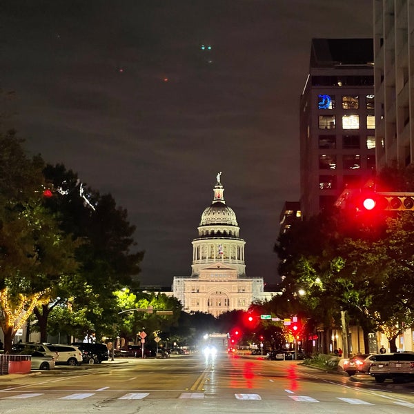 รูปภาพถ่ายที่ Downtown Austin โดย Ceslab เมื่อ 11/12/2022