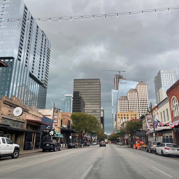 รูปภาพถ่ายที่ Downtown Austin โดย Ceslab เมื่อ 11/11/2022