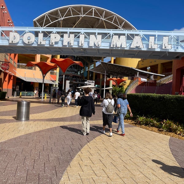 รูปภาพถ่ายที่ Dolphin Mall โดย Ceslab เมื่อ 11/22/2021