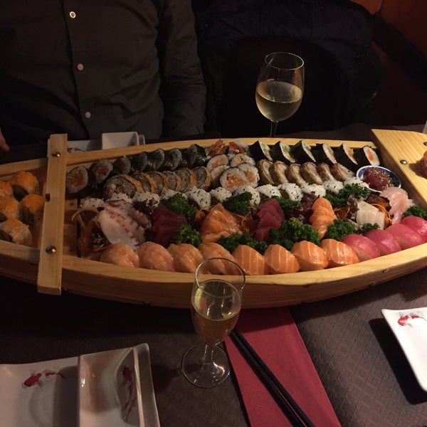 2/15/2017 tarihinde Lisa C.ziyaretçi tarafından Sushi Palace'de çekilen fotoğraf