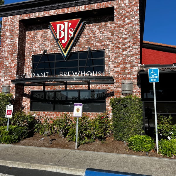 Foto diambil di BJ&#39;s Restaurant &amp; Brewhouse oleh Spencer S. pada 8/16/2023