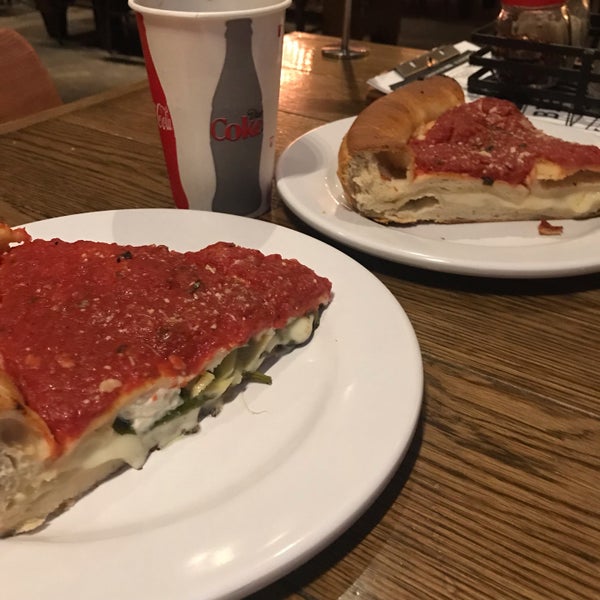 6/12/2019 tarihinde Katsuhiro N.ziyaretçi tarafından Regents Pizzeria'de çekilen fotoğraf