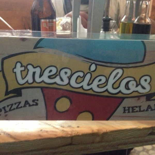 Снимок сделан в Trescielos Pizzas y Helados пользователем Alicia C. 8/3/2013