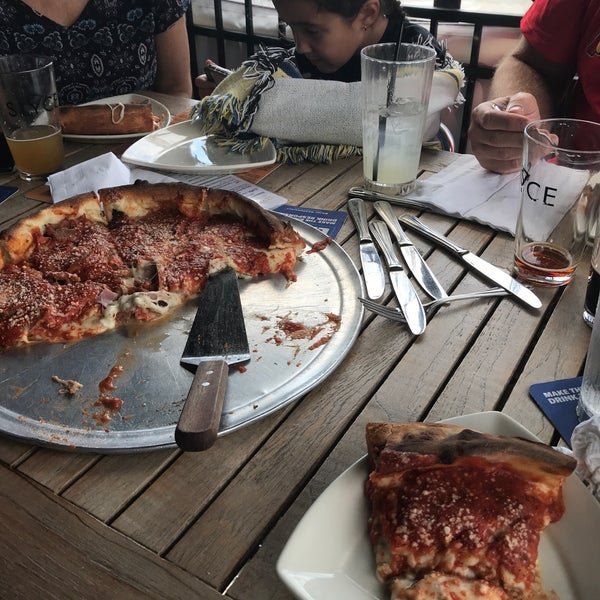 12/27/2017 tarihinde Jessica K.ziyaretçi tarafından Slyce Pizza Bar'de çekilen fotoğraf