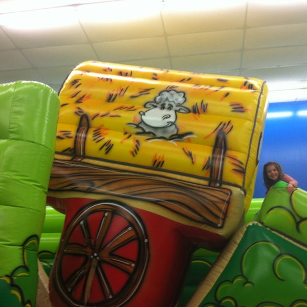 2/10/2013에 ᴡ D.님이 Locomotion Inflatable Play에서 찍은 사진