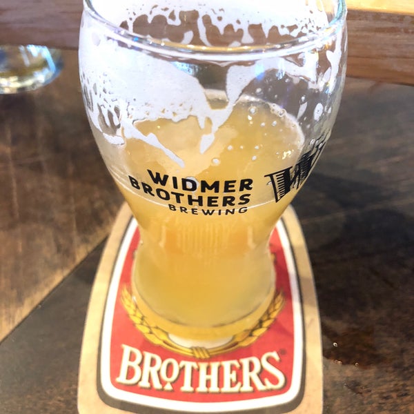 Das Foto wurde bei Widmer Brothers Brewing Company von Matt V. am 9/9/2018 aufgenommen