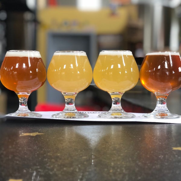 Foto tirada no(a) Somerville Brewing (aka Slumbrew) Brewery + Taproom por Matt V. em 4/28/2019