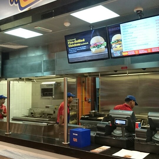 Photo taken at Hollywood Burger هوليوود برجر by Abdulrahman Jamal on 11/2/2013