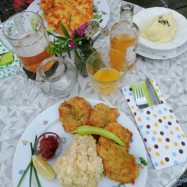 รูปภาพถ่ายที่ Řízková restaurace Pivoňka โดย Jitka P. เมื่อ 8/4/2019