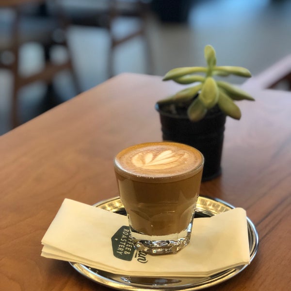 Kocaman bir mekan ismi gibi dev cam kafes çalışma için ideal fiyatlar bir tık yüksek ama lezzet iyi kahveler başarılı  ders çalışmak için birebir instagram @gurmebaba