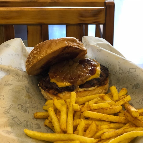 รูปภาพถ่ายที่ Fess Burger โดย Gurme B. เมื่อ 6/28/2018