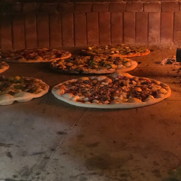 Foto diambil di Etna Pizzeria oleh Gurme B. pada 7/7/2018