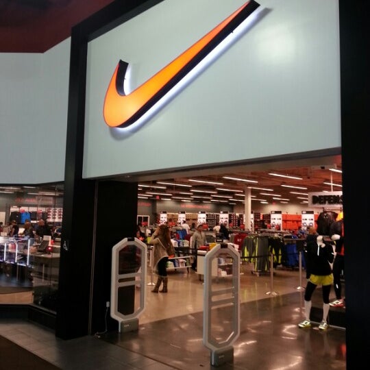 what time soes the nike store at the outlet mall open tomorrow