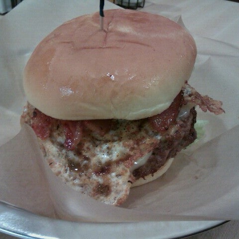 Foto diambil di Meatheads Burgers &amp; Fries oleh Gerardo L. pada 10/27/2012