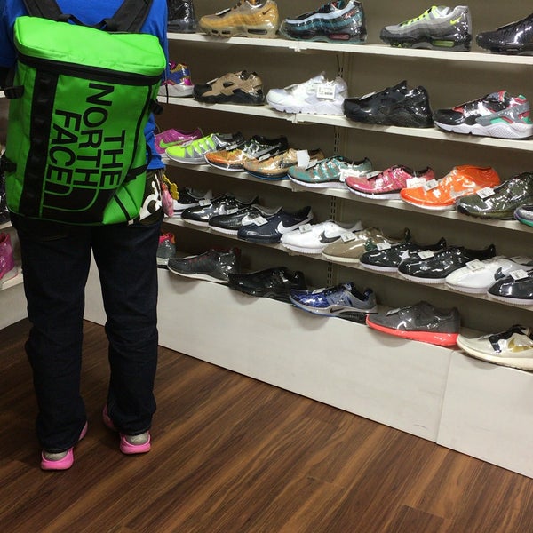 Fotos En スニーカーショップ Skit 大阪 堀江店 西区 1 Tip