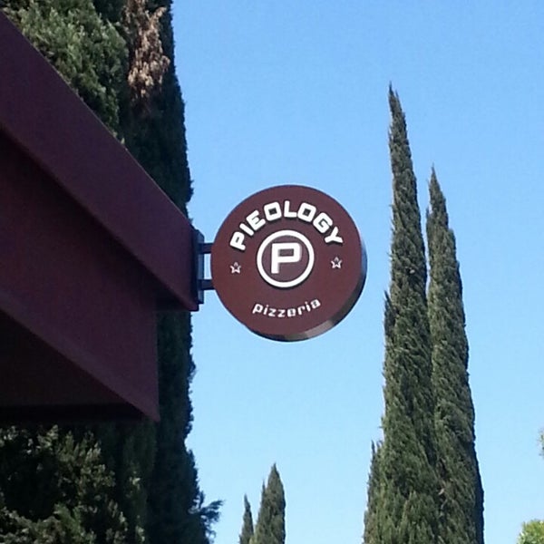 4/18/2013 tarihinde Ismael G.ziyaretçi tarafından Pieology Pizzeria'de çekilen fotoğraf