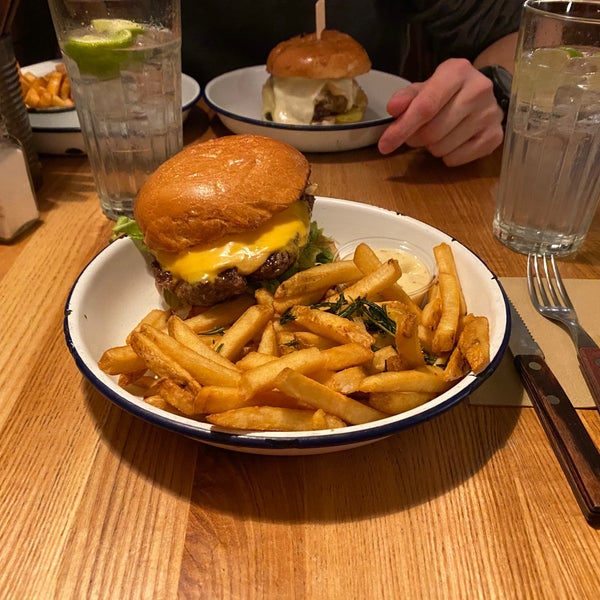Foto tirada no(a) Otto&#39;s Burger por Simon D. em 1/12/2020