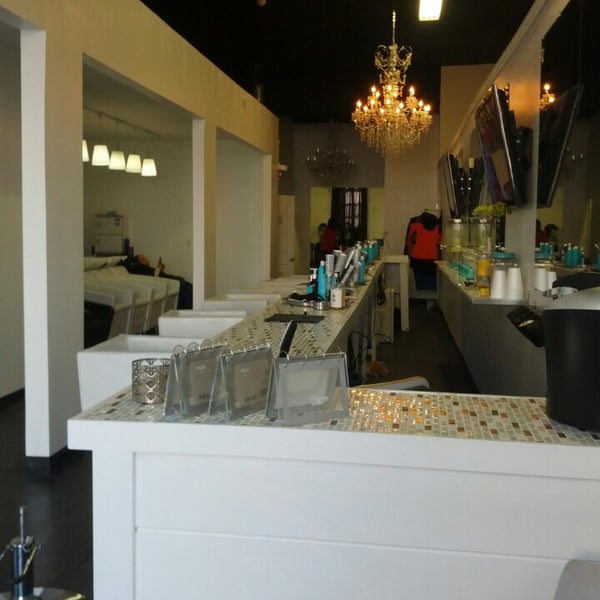 Photo taken at Blowout hair bar &amp; beauty lounge by KneeTherapist on 12/1/2013
