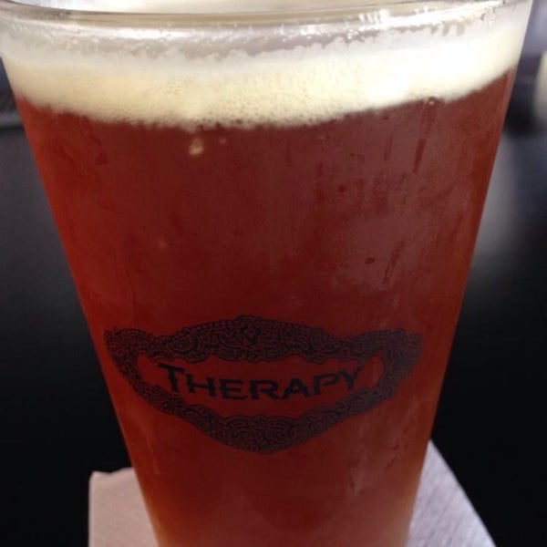 รูปภาพถ่ายที่ Therapy Brew Bar &amp; Wine Lounge โดย Ryan F. เมื่อ 3/14/2014